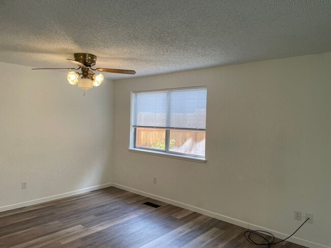 Building Photo - Very Nice 3 Bedroom 2 bath Home-Fully fenc...