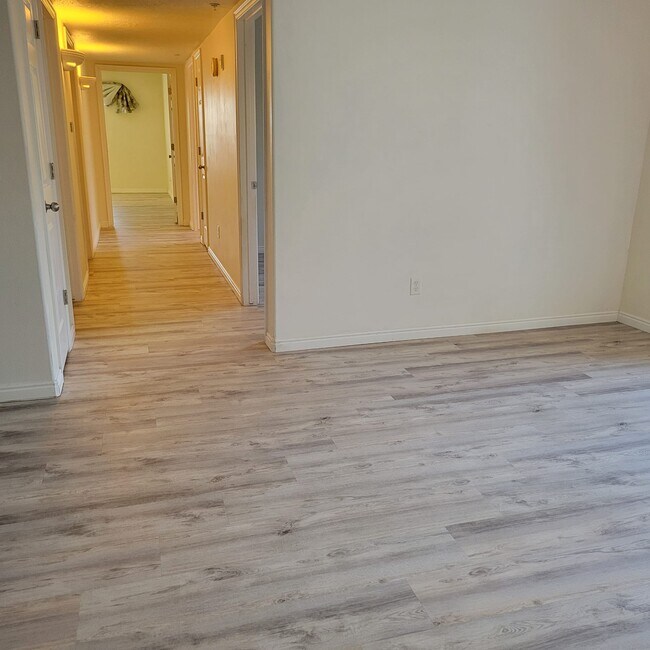 Building Photo - 1656 Westbury Way
