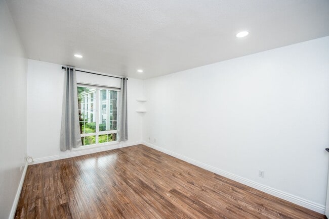 Building Photo - Newport Beach One Bedroom Beauty