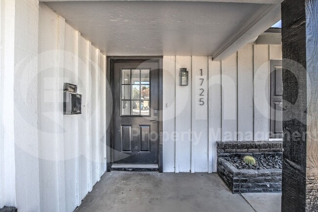 Building Photo - 1725 W Mitchell Dr