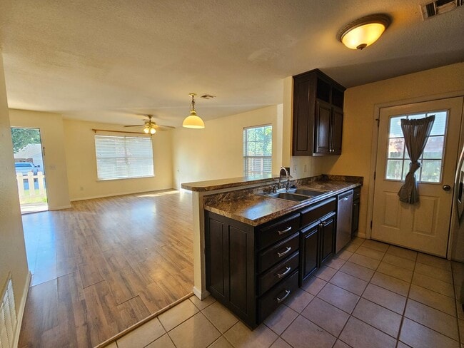 Building Photo - (3) Bed (2) Bath in Noble Avail NOW!