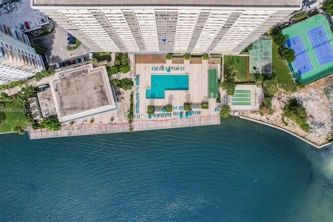 Building Photo - 300 Bayview Dr