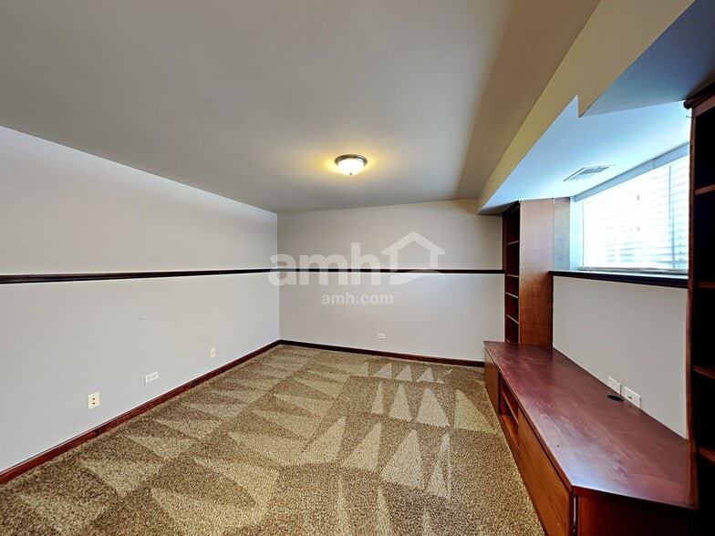 Building Photo - 2409 Courtyard Cir