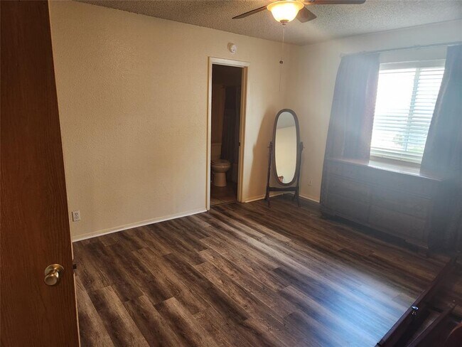 Building Photo - 601 Thelma Dr