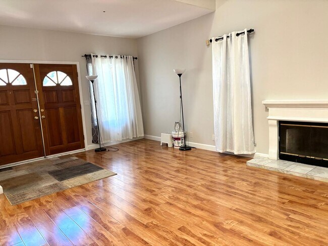 Building Photo - Welcome to this stunning 3-bedroom, 2.5-ba...
