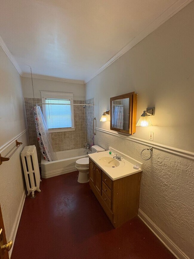 Building Photo - 2447/2449 Maplewood Ave