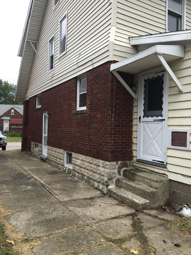 Building Photo - Awesome 3 BR 1 Bath Home with off street p...
