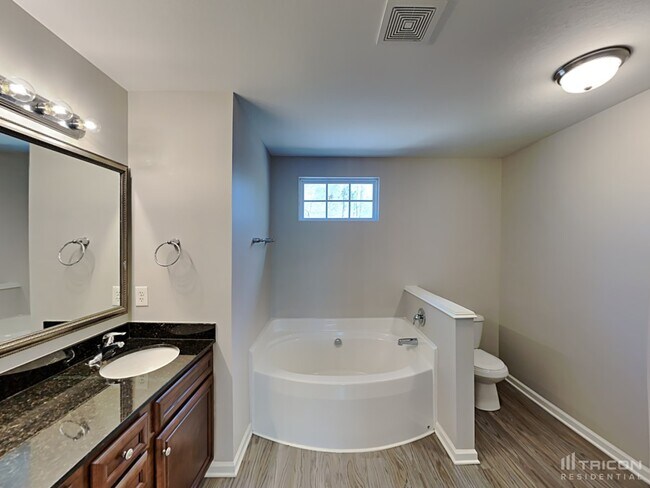 Building Photo - 453 Denman Loop
