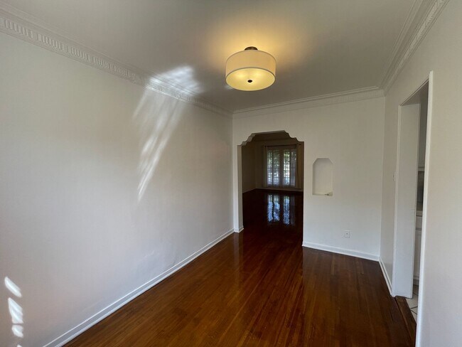 Building Photo - 927 Alandele Ave