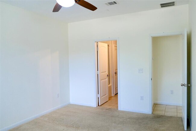 Building Photo - 2880 Donnell Dr