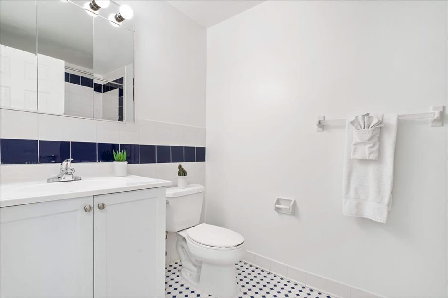 Building Photo - 330 River St