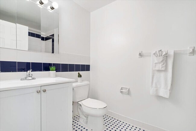 Building Photo - 330 River St