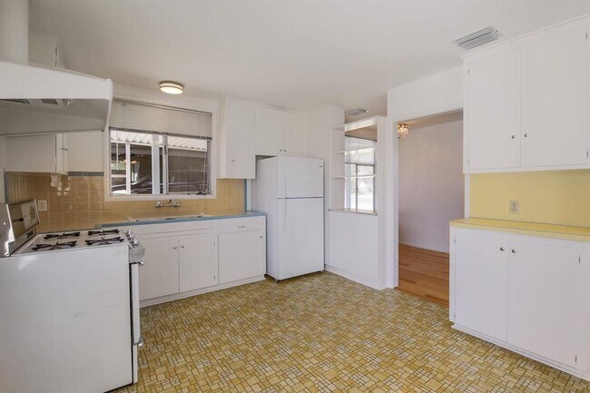 Building Photo - 1515 Corona Dr