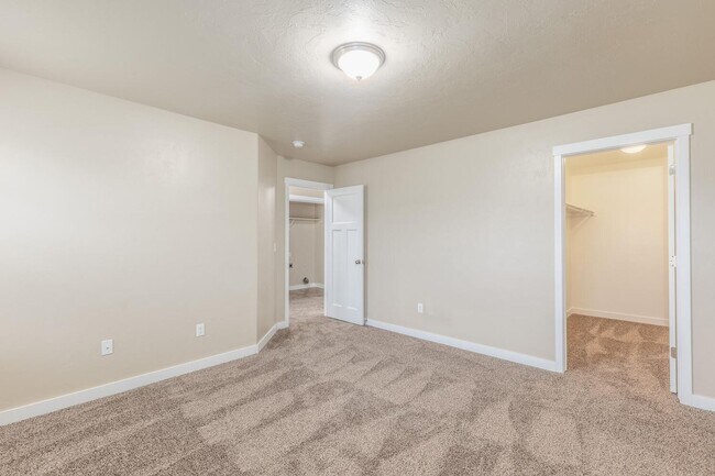 Building Photo - Comfort Meets Convenience in This Herriman...
