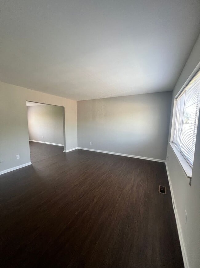 Building Photo - Butler Township: Spacious 2 bedroom/1.5 Ba...
