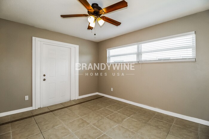 Building Photo - 3221 Thistlehill Dr