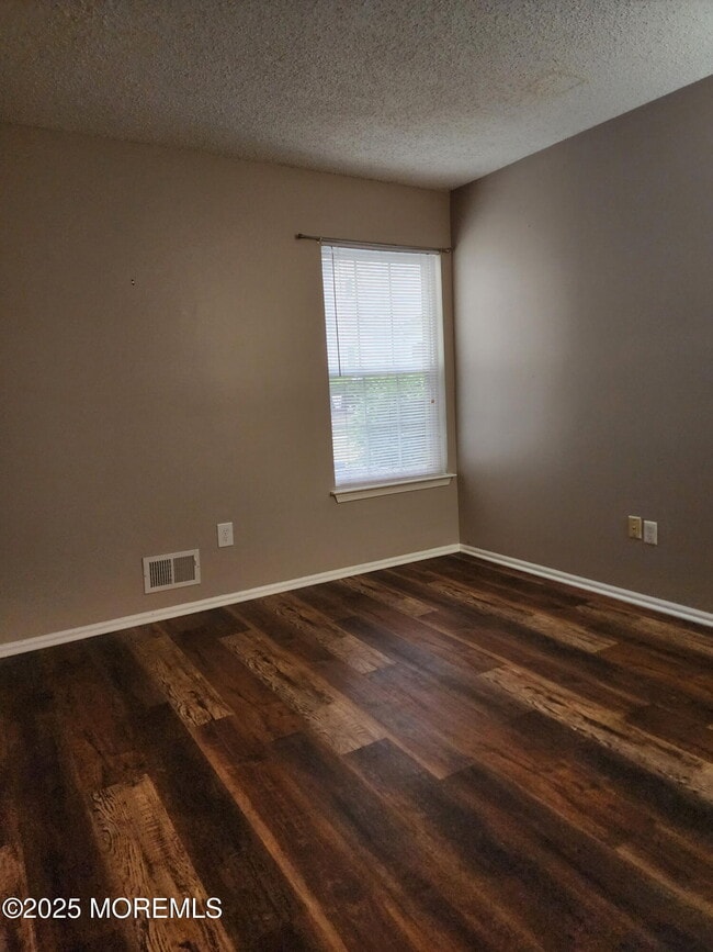 Building Photo - 175 Tulip Ln