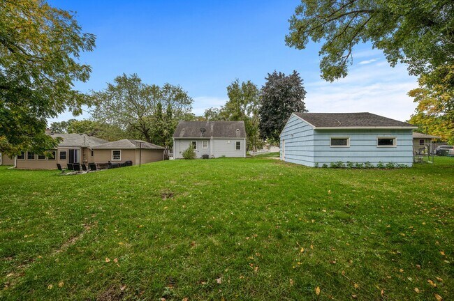 Building Photo - 1711 Rose Pl W