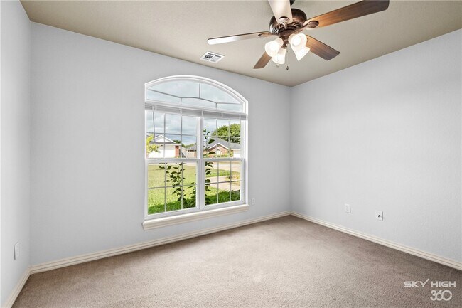 Building Photo - 1002 Applewood Cir