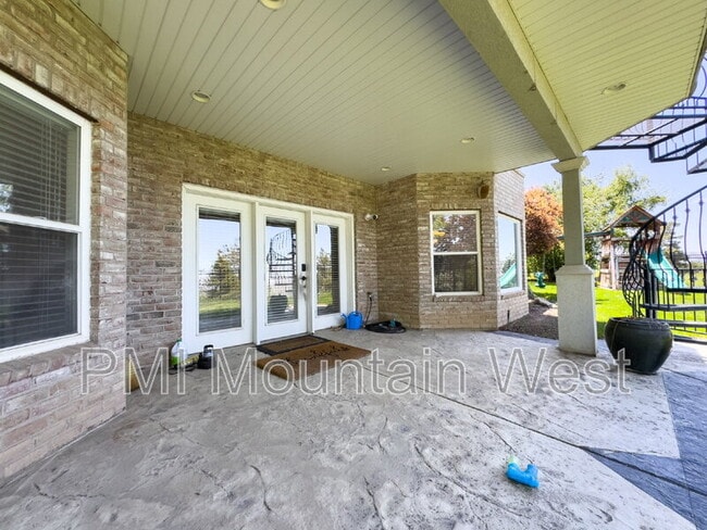 Building Photo - 49 E Fairway Dr