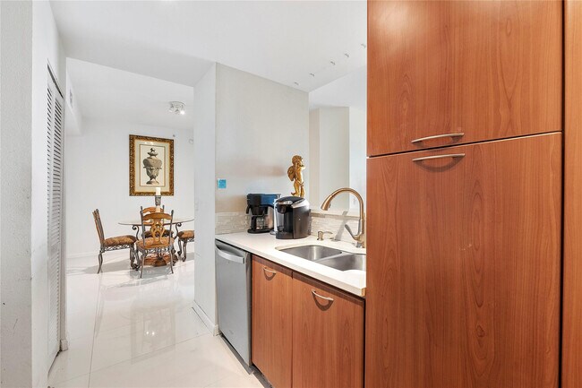 Building Photo - 625 Casa Loma Blvd