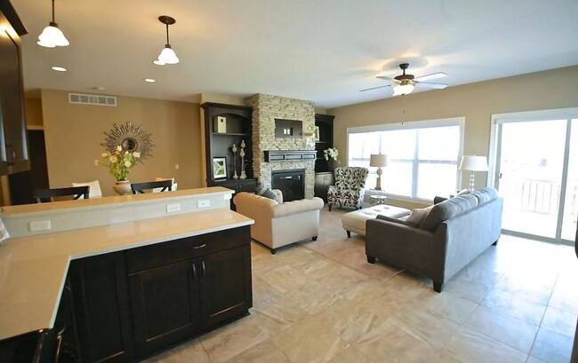 Building Photo - Centennial Pointe West