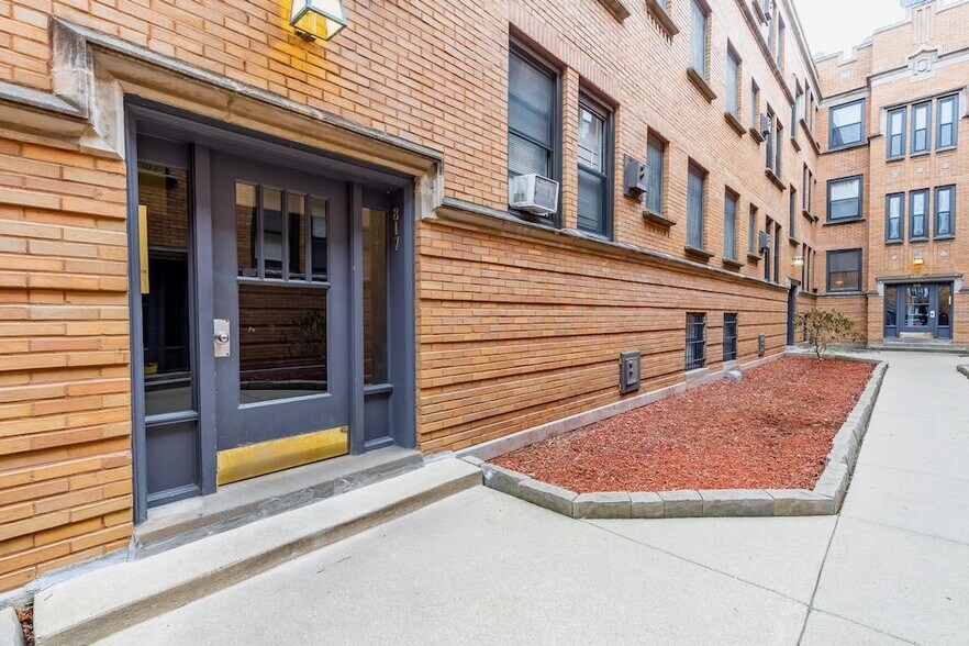 Primary Photo - 822 W Cornelia Ave