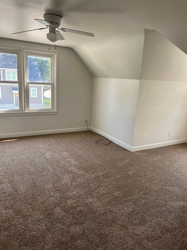 Building Photo - 3 Bedroom Home for rent in Urbandale, IA