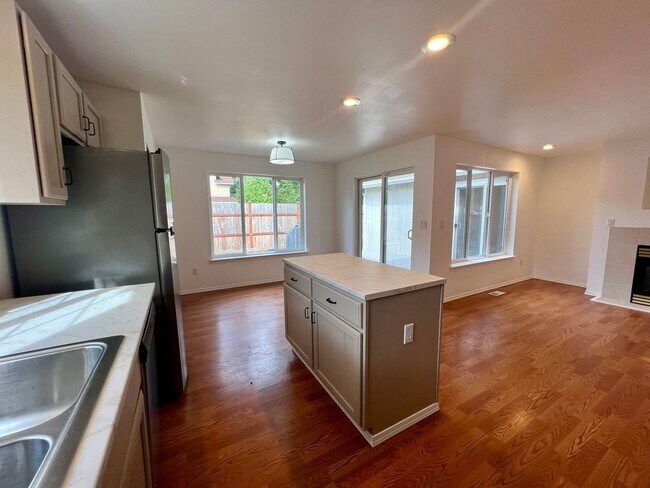 Building Photo - Move-In Special! Remodeled Rambler with La...