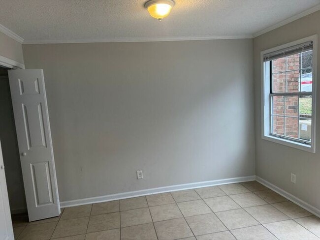 Building Photo - Convenient location in Concord near the hospital