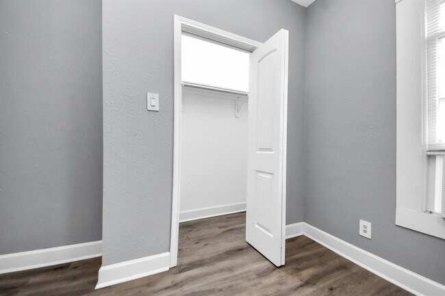 Building Photo - 2502 Saltus St