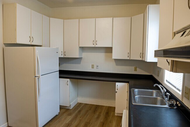 Building Photo - 1223 W 11th St