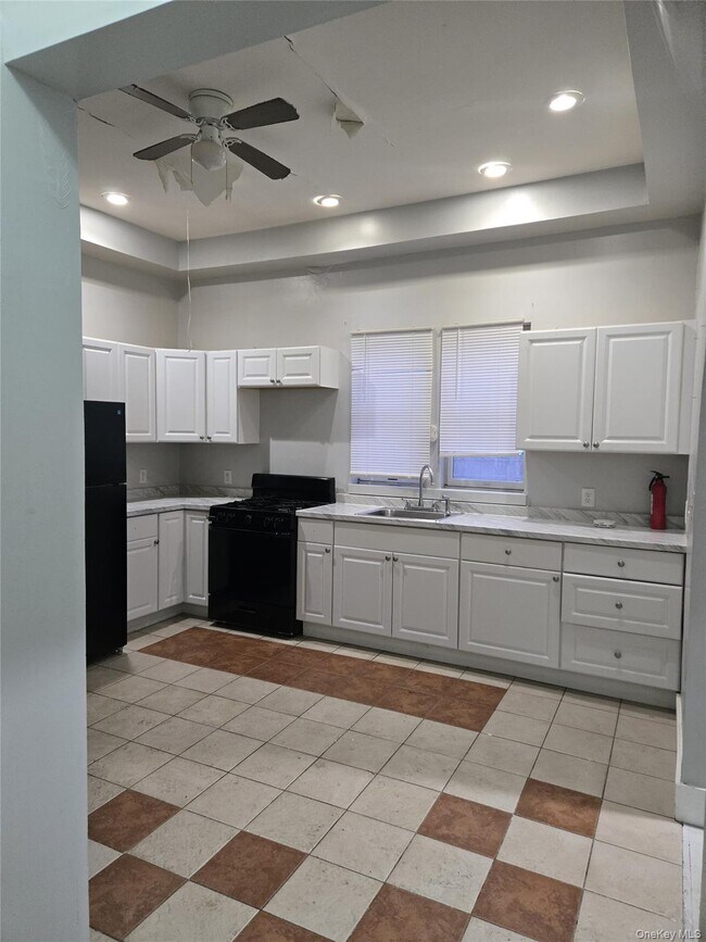 Building Photo - 14 Warren St