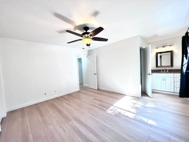Building Photo - Updated and Move-In Ready 3BD/2BA, Single-...