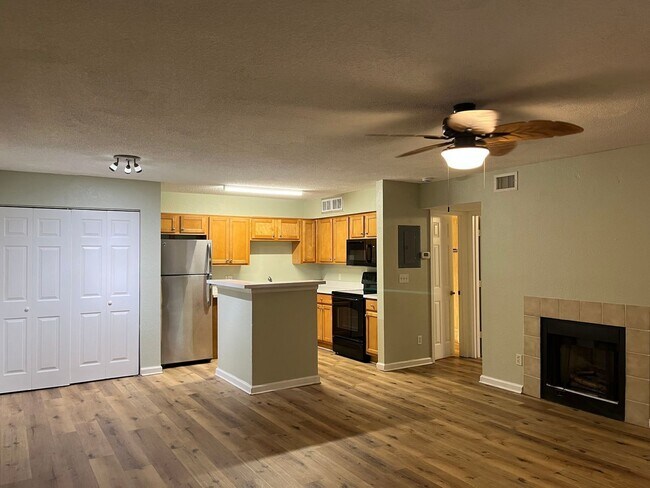 Building Photo - 355 Lakepointe Dr