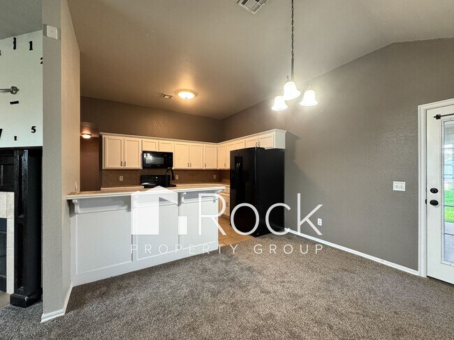 Building Photo - 4 Bedroom Home in Moore with All Appliance...