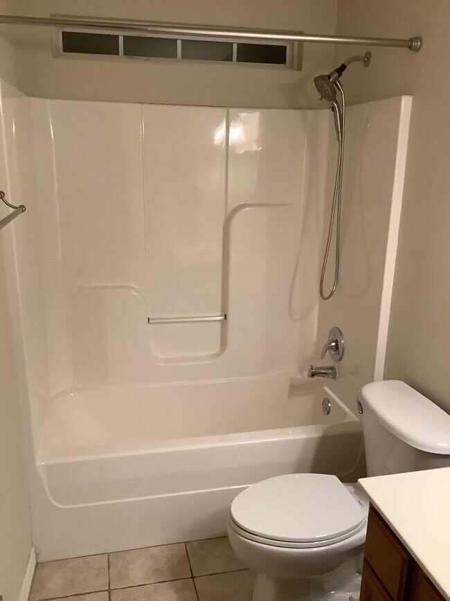 Guest shower/tub - 431 Firewood Dr