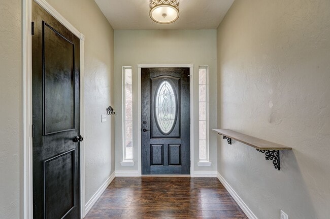 Building Photo - 1605 Silver Oak Dr