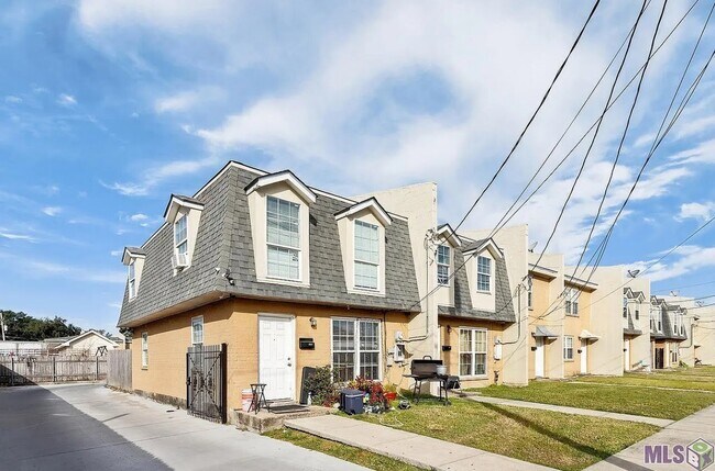 Building Photo - 2458 Mexico St