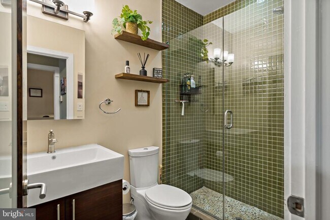 Building Photo - 1247 E Columbia Ave