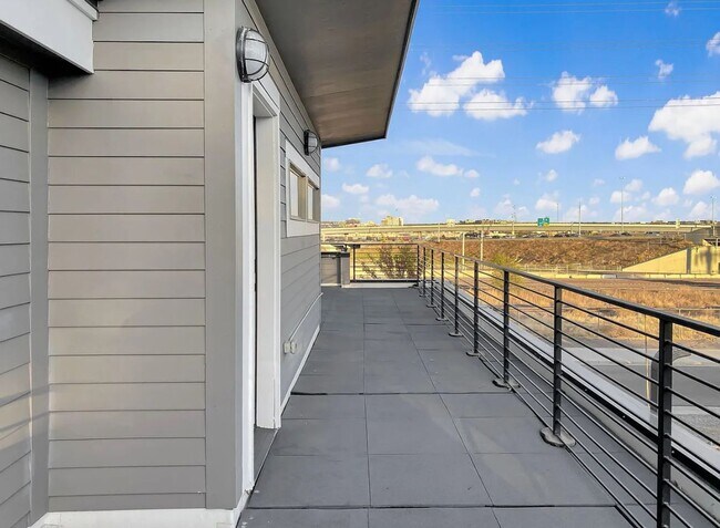 Building Photo - Modern 4BD, 3BA LoHi Townhome with Rooftop Deck