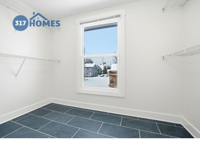 Building Photo - Modern 3 Bedroom Townhome with Skyline Views in Holy Cross