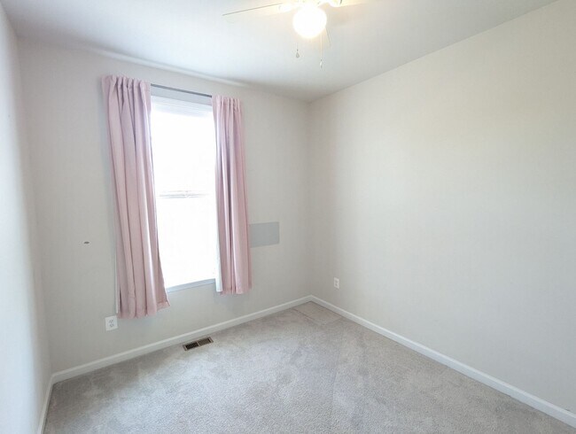 Building Photo - END UNIT newer build in ideal Frederick lo...