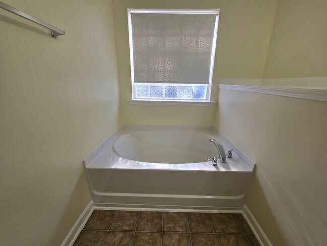 Building Photo - Bright & Beautiful Carriage House with Flexible 4-Bedroom Layout!