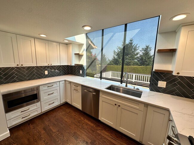 Building Photo - Stunning large 3 bedroom home in West Aubu...