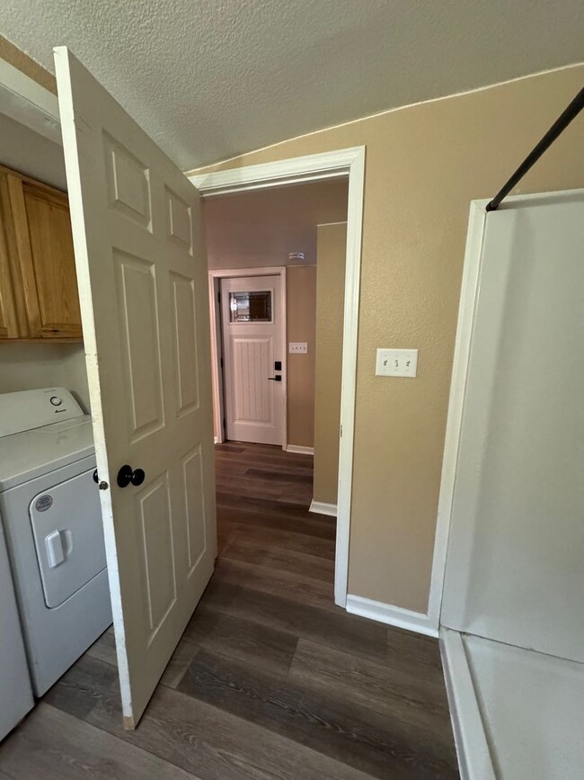 Building Photo - Now Leasing: Charming 1 Bedroom, 1 Bathroo...