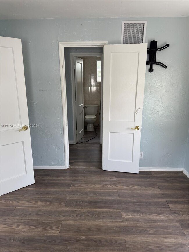 Building Photo - 921 N 17th Ct