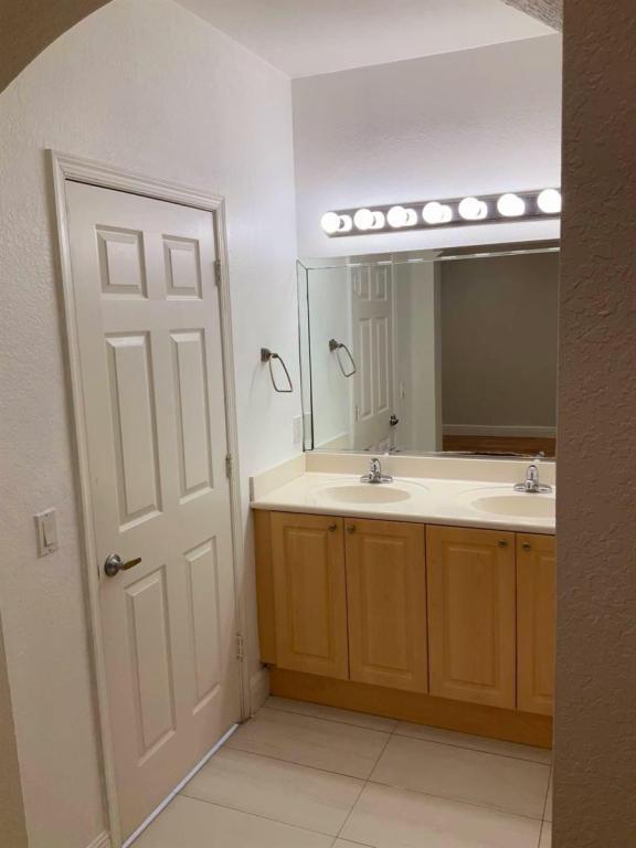 Building Photo - 6639 Hidden Cove Dr