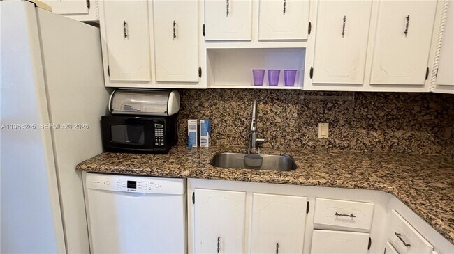 Building Photo - 20100 W Country Club Dr