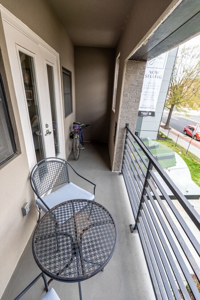 Building Photo - Beautiful 2 Bed/2 Bath Condo Rental - Conv...